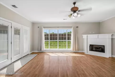 Living - 611 Ridge View Dr, Hernando, MS 38632 photo 2 of 3