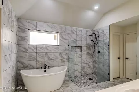 Bath - 9883 Chris Dr, Olive Branch, MS 38654 photo 3 of 8