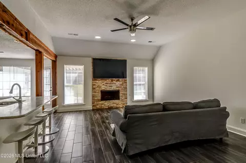 Living - 9883 Chris Dr, Olive Branch, MS 38654 photo 1 of 3