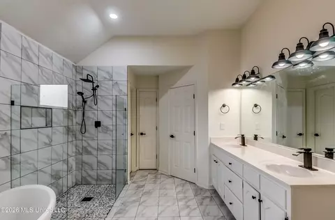 Bath - 9883 Chris Dr, Olive Branch, MS 38654 photo 4 of 8