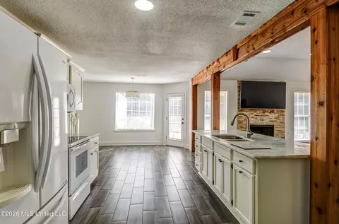 Kitchen - 9883 Chris Dr, Olive Branch, MS 38654 photo 3 of 4