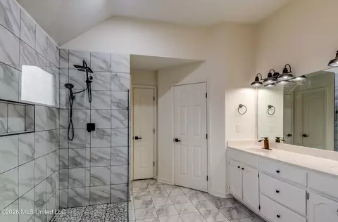 Bath - 9883 Chris Dr, Olive Branch, MS 38654 photo 5 of 8