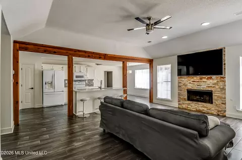 Living - 9883 Chris Dr, Olive Branch, MS 38654 photo 3 of 3