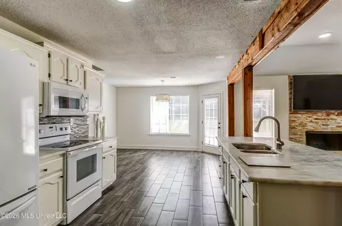 Kitchen - 9883 Chris Dr, Olive Branch, MS 38654 photo 2 of 4