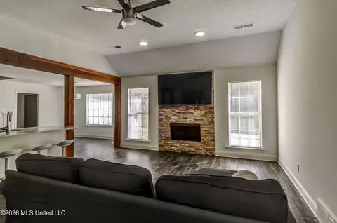 Living - 9883 Chris Dr, Olive Branch, MS 38654 photo 2 of 3