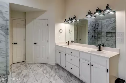 Bath - 9883 Chris Dr, Olive Branch, MS 38654 photo 6 of 8