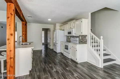 Kitchen - 9883 Chris Dr, Olive Branch, MS 38654 photo 4 of 4