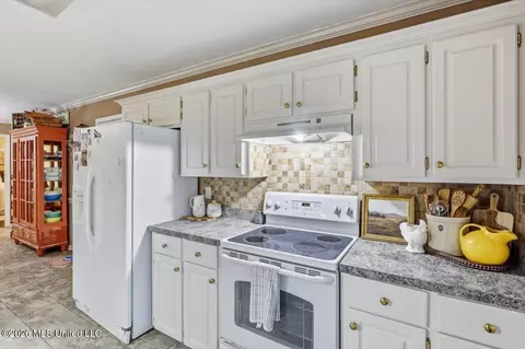 Kitchen - 578 Eaglewood Dr, Florence, MS 39073 photo 2 of 3