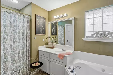 Bath - 578 Eaglewood Dr, Florence, MS 39073 photo 1 of 3