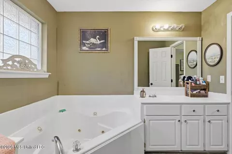Bath - 578 Eaglewood Dr, Florence, MS 39073 photo 2 of 3