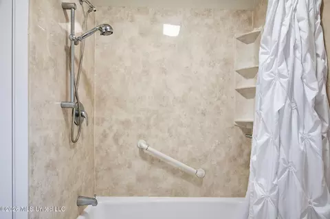 Bath - 100 Pampas Dr, Long Beach, MS 39560 photo 2 of 5