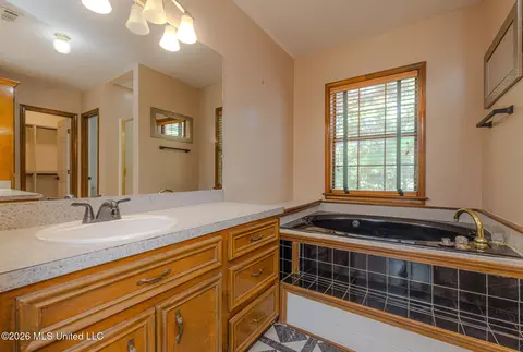 Bath - 6313 Cedarwood Dr, Jackson, MS 39213 photo 10 of 12