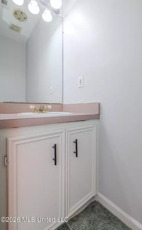 Bath - 6313 Cedarwood Dr, Jackson, MS 39213 photo 1 of 12