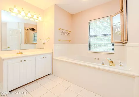 Bath - 6313 Cedarwood Dr, Jackson, MS 39213 photo 3 of 12