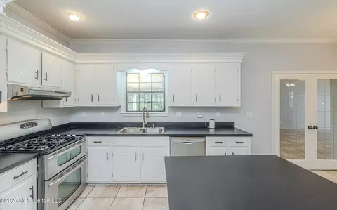 Kitchen - 6313 Cedarwood Dr, Jackson, MS 39213 photo 2 of 5