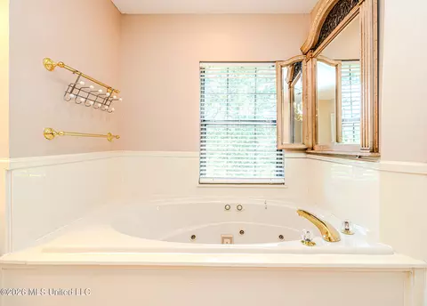 Bath - 6313 Cedarwood Dr, Jackson, MS 39213 photo 4 of 12