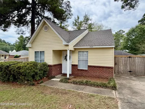2010 Red Oak Dr, Brandon, MS 39042