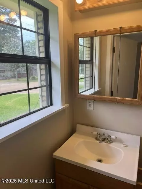 Bath - 3335 E Lisa Dr, Pearl, MS 39208 photo 2 of 2