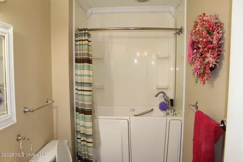Bath - 308 Walnut St, Benoit, MS 38725 photo 3 of 4