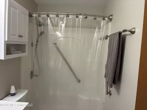Bath - 3201 Riverbend Rd, Moss Point, MS 39562 photo 5 of 10
