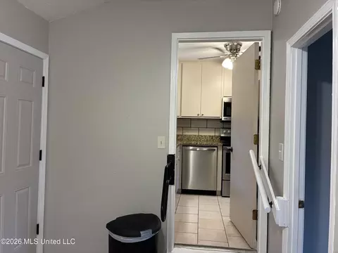 Entry Way - 3201 Riverbend Rd, Moss Point, MS 39562 photo 4 of 5
