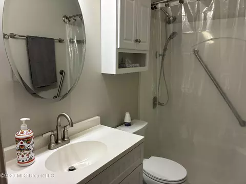 Bath - 3201 Riverbend Rd, Moss Point, MS 39562 photo 3 of 10