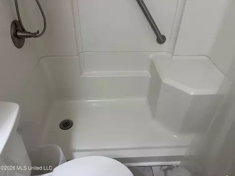 Bath - 3201 Riverbend Rd, Moss Point, MS 39562 photo 7 of 10