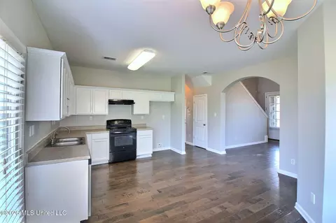 Entry Way - 4264 Blake Cir, Olive Branch, MS 38654 photo 1 of 3