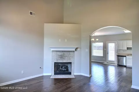 Living - 4264 Blake Cir, Olive Branch, MS 38654 photo 2 of 3