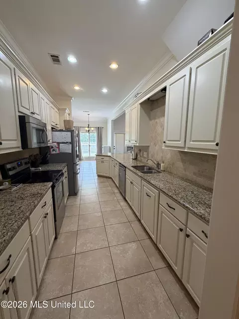 Kitchen - 101 Trailbridge Bnd, Canton, MS 39046 photo 4 of 4