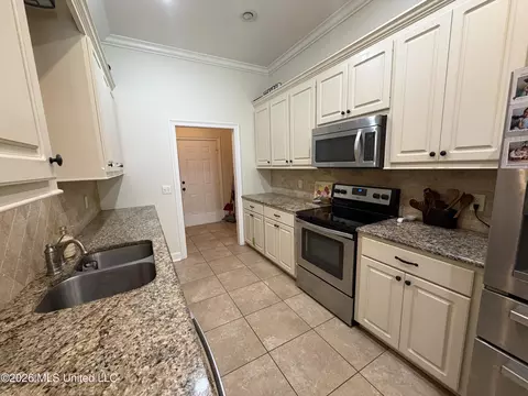 Kitchen - 101 Trailbridge Bnd, Canton, MS 39046 photo 3 of 4