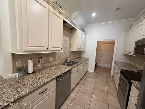 Kitchen - 101 Trailbridge Bnd, Canton, MS 39046 photo 2 of 4