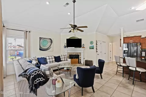 Living - 4223 Davis Grove Blvd, Olive Branch, MS 38654 photo 2 of 3