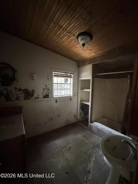 Bath - 2894 Woodside Dr, Jackson, MS 39212 photo 1 of 2