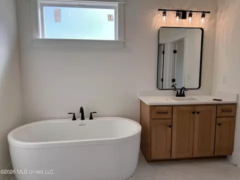 Bath - 3641 Kreunen St, Nesbit, MS 38651 photo 2 of 7