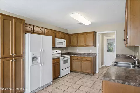 Kitchen - 1148 Pocketwatch Dr, Hernando, MS 38632 photo 2 of 2