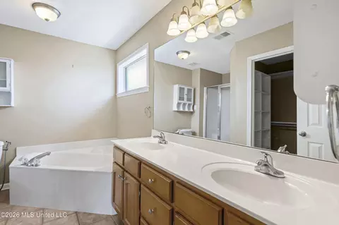 Bath - 1148 Pocketwatch Dr, Hernando, MS 38632 photo 1 of 3