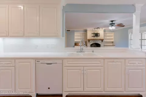 Kitchen - 12850 Midway Rd, Raymond, MS 39154 photo 4 of 4