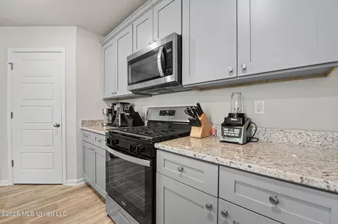 Kitchen - 1024 Enclave Cir, Long Beach, MS 39560 photo 2 of 2