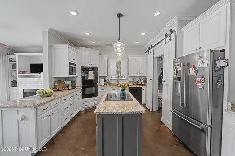 Kitchen - 1424 Stone Gate Dr, Hernando, MS 38632 photo 2 of 4