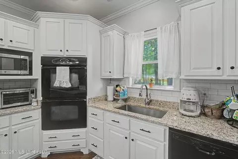 Kitchen - 1424 Stone Gate Dr, Hernando, MS 38632 photo 3 of 4