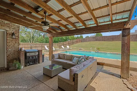 Exterior - 1424 Stone Gate Dr, Hernando, MS 38632 photo 7 of 14