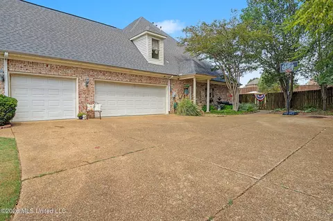 Exterior - 1424 Stone Gate Dr, Hernando, MS 38632 photo 5 of 14