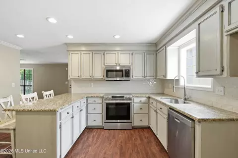 Kitchen - 443 Bradford Dr, Brandon, MS 39047 photo 4 of 4