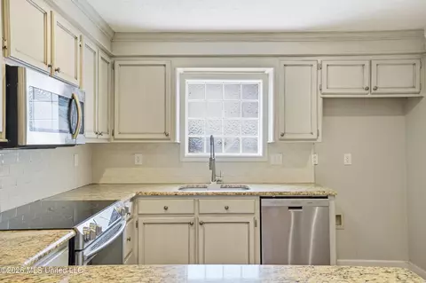 Kitchen - 443 Bradford Dr, Brandon, MS 39047 photo 3 of 4
