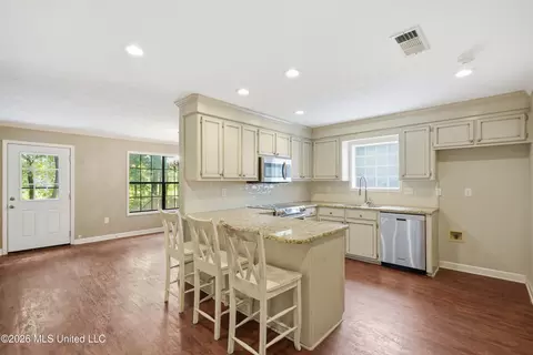 Kitchen - 443 Bradford Dr, Brandon, MS 39047 photo 2 of 4