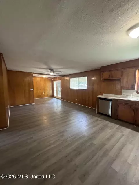 Living - 3139 Charleston Dr, Jackson, MS 39212 photo 2 of 4