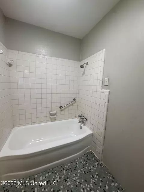 Bath - 3139 Charleston Dr, Jackson, MS 39212 photo 4 of 4