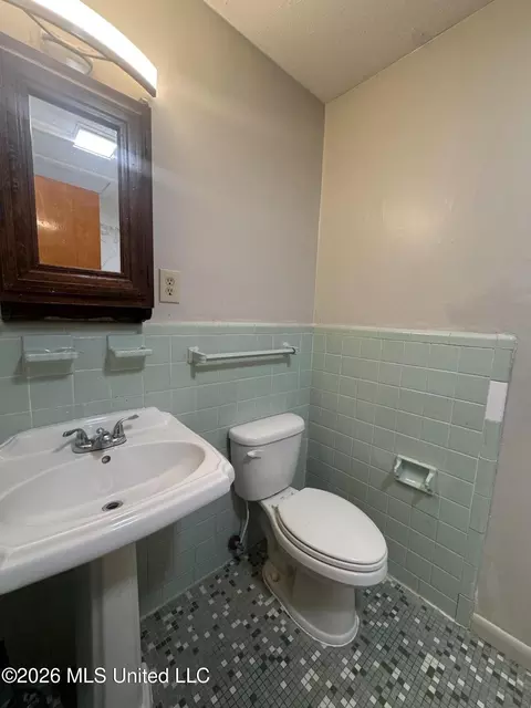 Bath - 3139 Charleston Dr, Jackson, MS 39212 photo 1 of 4