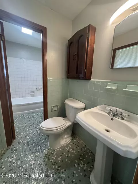 Bath - 3139 Charleston Dr, Jackson, MS 39212 photo 3 of 4